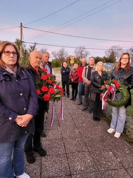 Venec pred spomenikom v Jagodju sta položila tudi podžupanja Nataša Čerin in državnozborski poslanec Robert Janev